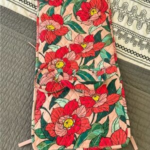 VERA BEADLEY HANGING ORGANIZER